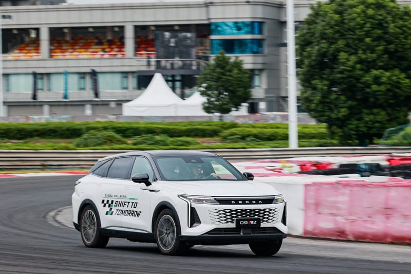 Omoda O9 SHS Buktikan Teknologi Quad Motor AWD PHEV di Sirkuit Tianma